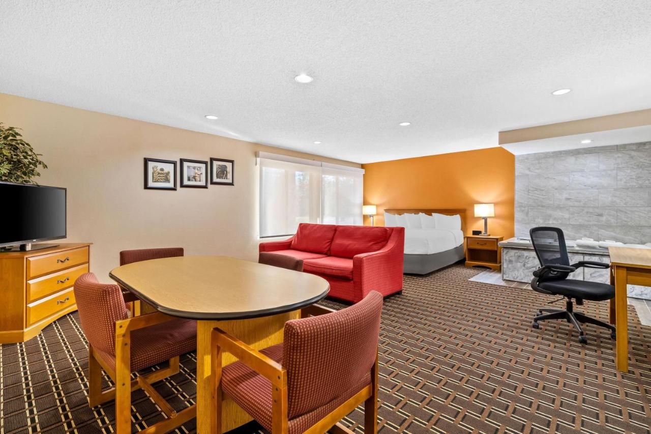 King Studio Suite with Sofa Bed and Hot Tub - Non-Smoking at Days Inn by Wyndham Black River Falls I-94 on ATV Trail