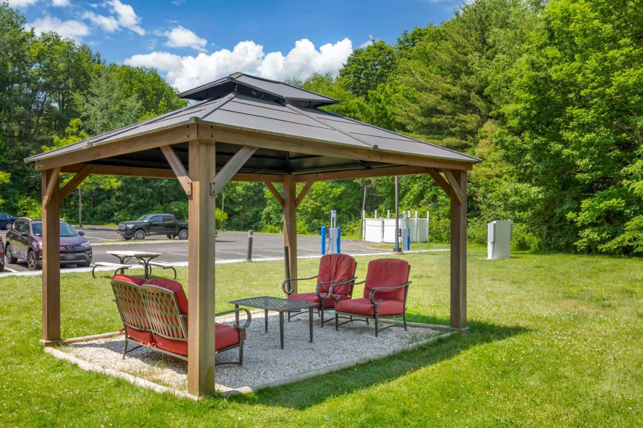 | Best Western Plus Berkshire Hills Inn & Suites