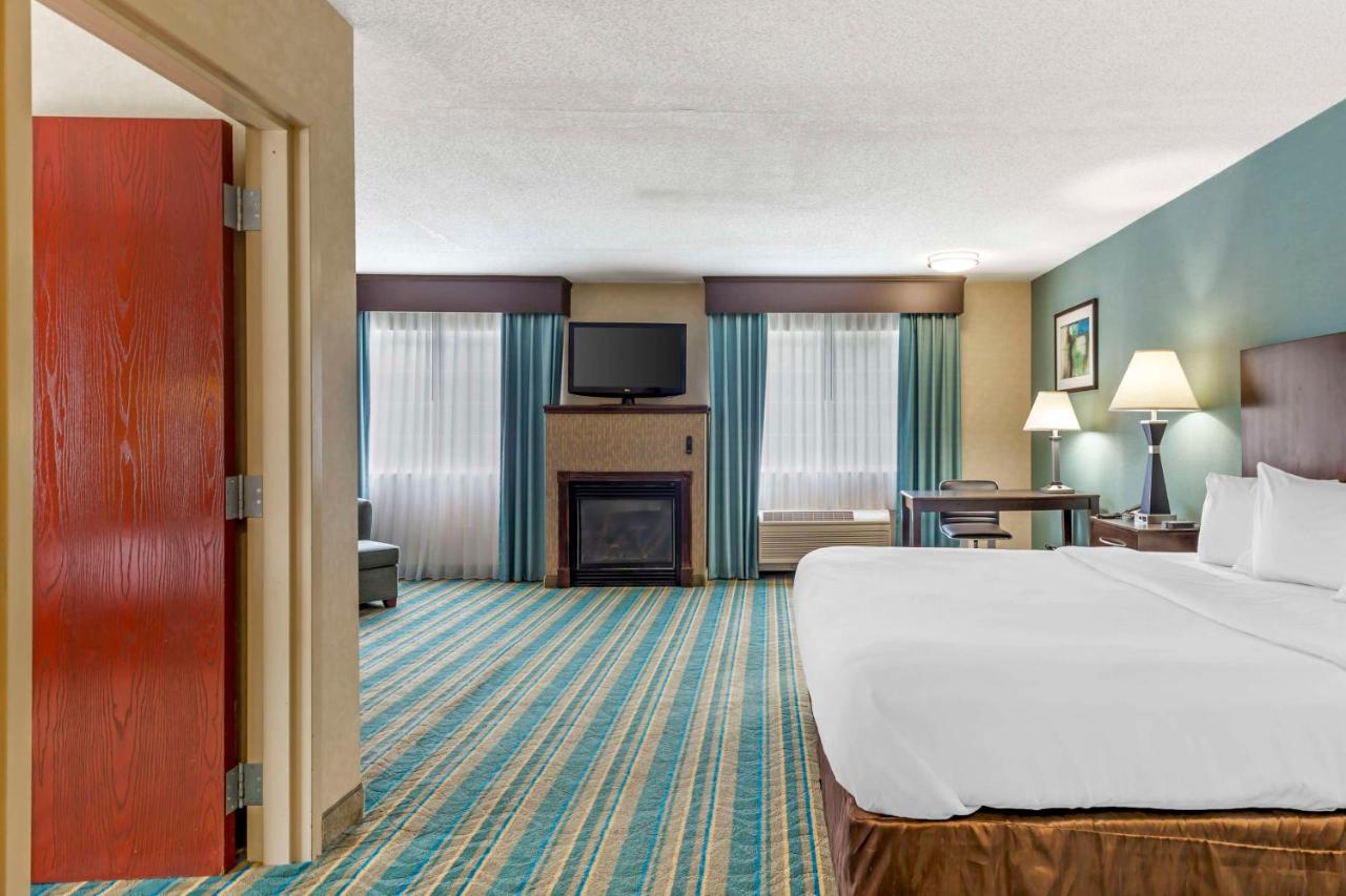 King Suite with One Double Bed - Non-Smoking at Best Western Plus Berkshire Hills Inn & Suites