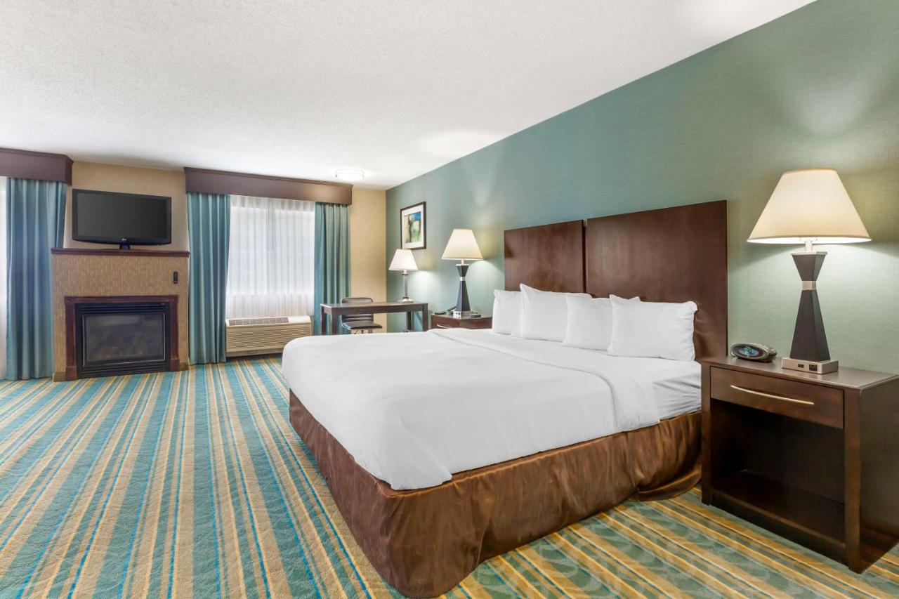 King Suite with One Double Bed - Non-Smoking at Best Western Plus Berkshire Hills Inn & Suites