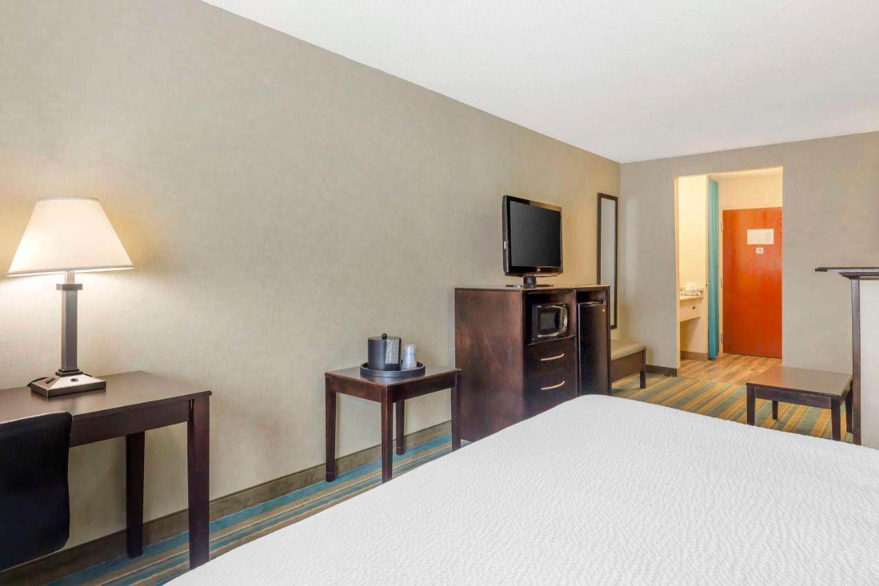 | Best Western Plus Berkshire Hills Inn & Suites