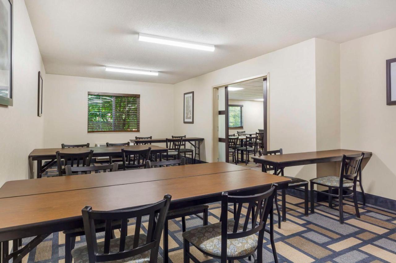 | Best Western Plus Berkshire Hills Inn & Suites