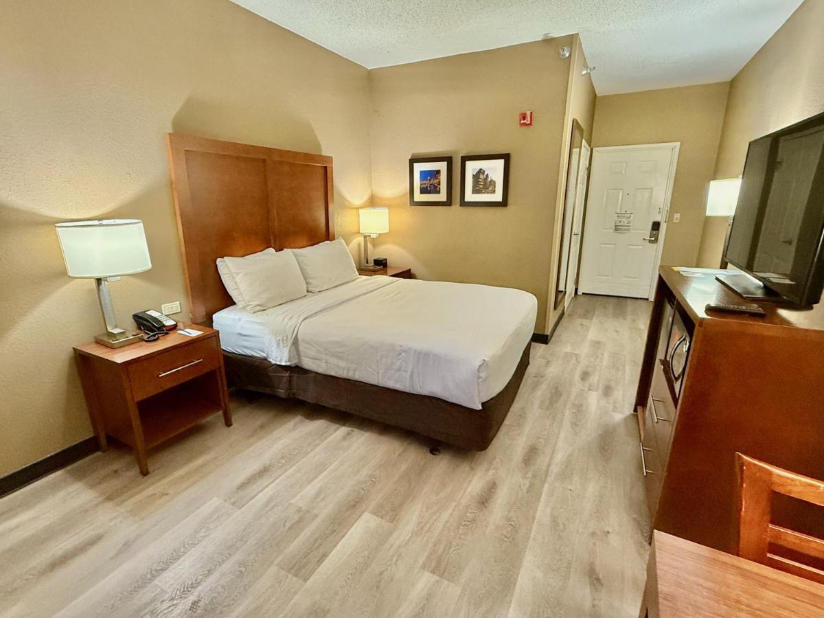 Queen Room - Non-Smoking at Comfort Inn Gurnee near Six Flags