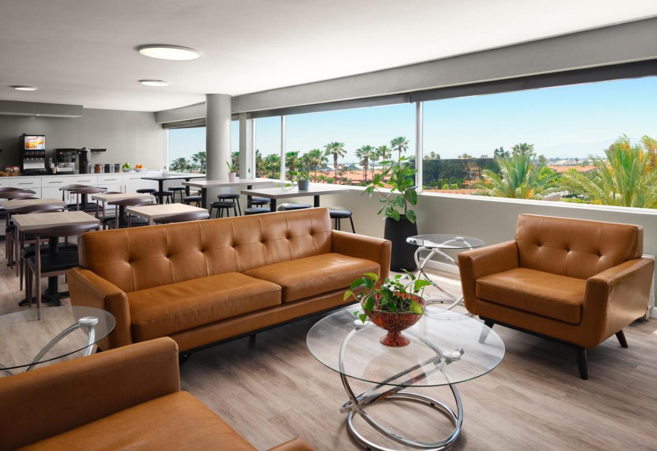 Club level, Guest room, 1 King at Sheraton Ontario Airport Hotel