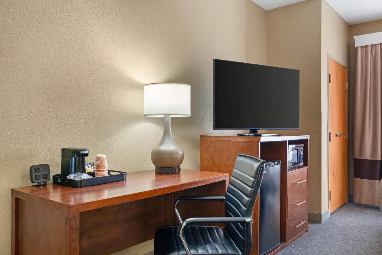 King Suite - Non-Smoking at Comfort Suites Oxford I-20 exit 188