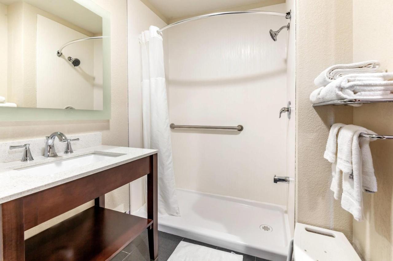 Queen Room - Disability Access/Non-Smoking at Quality Inn New London