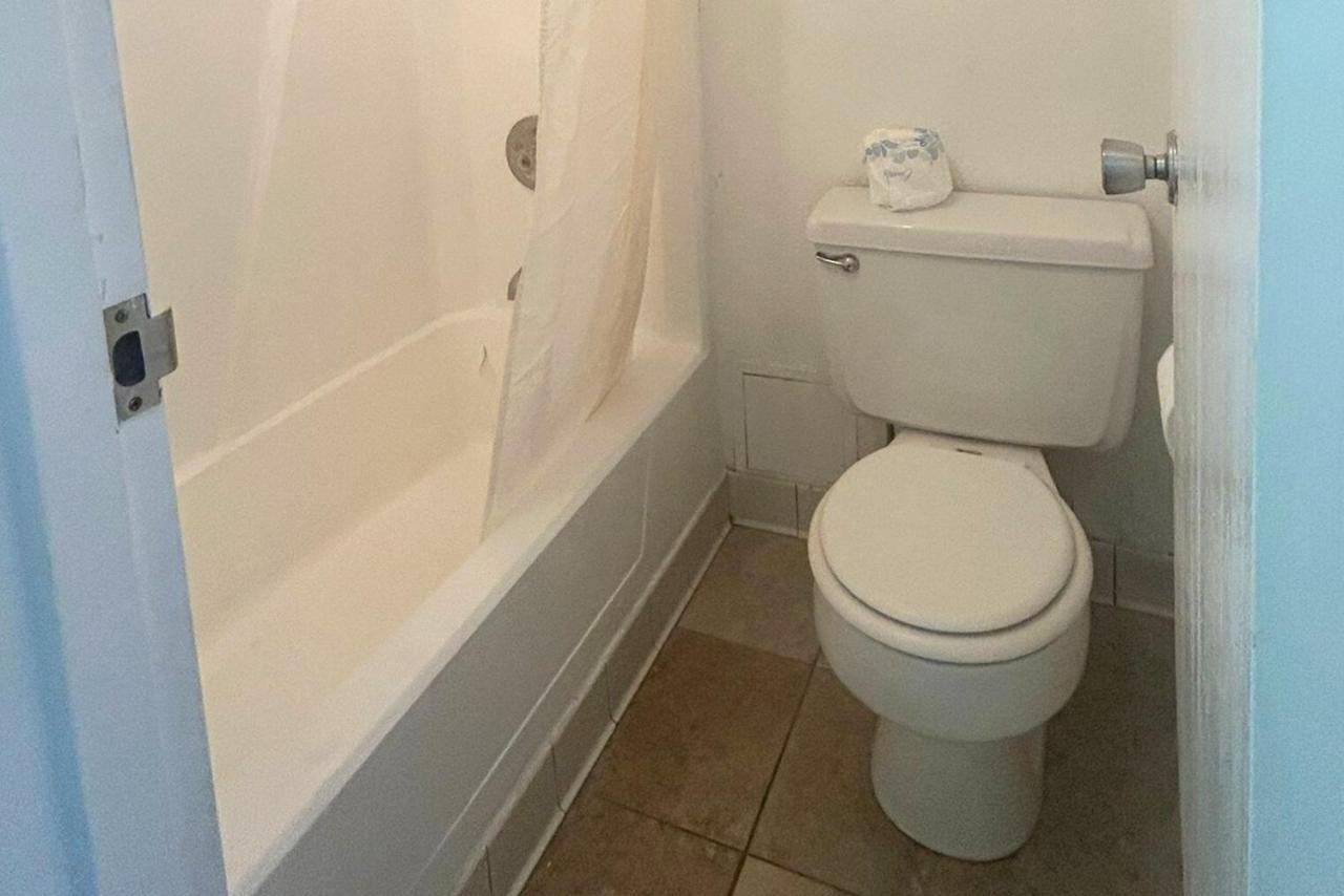 Standard Queen Room at Key Inn Roseville
