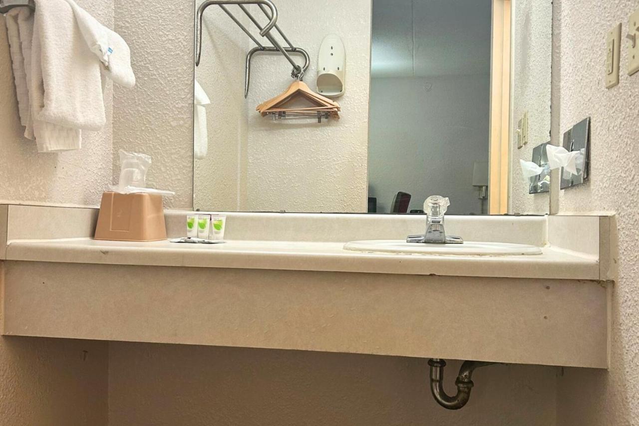 Standard Queen Room at Key Inn Roseville