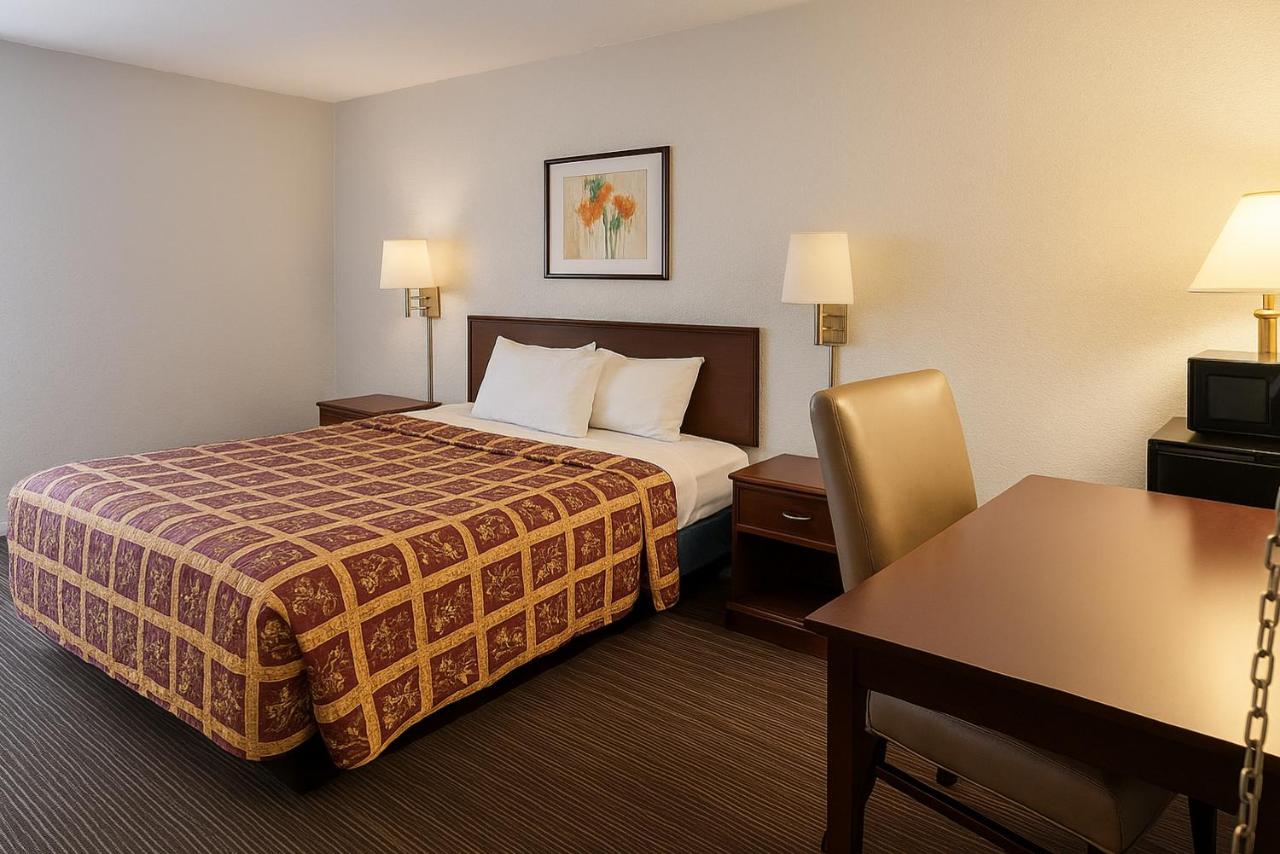 Standard Queen Room at Key Inn Roseville