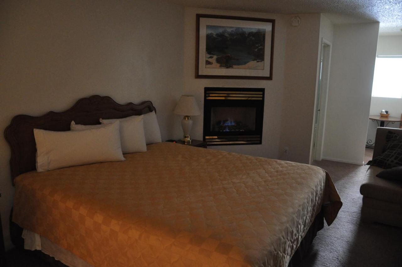 King Room with Fireplace at Cedar Inn & Suites