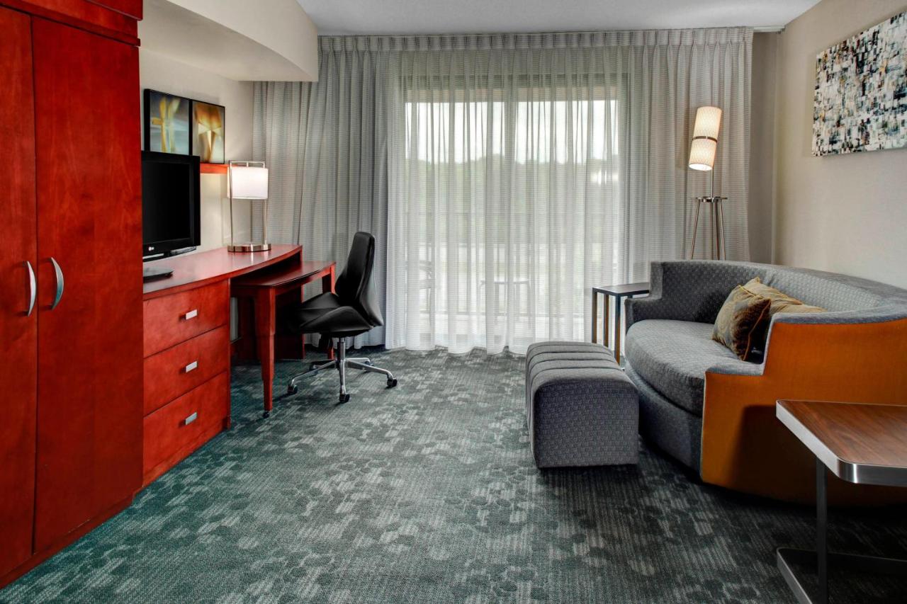 King Suite with Sofa Bed at Courtyard by Marriott Anniston Oxford