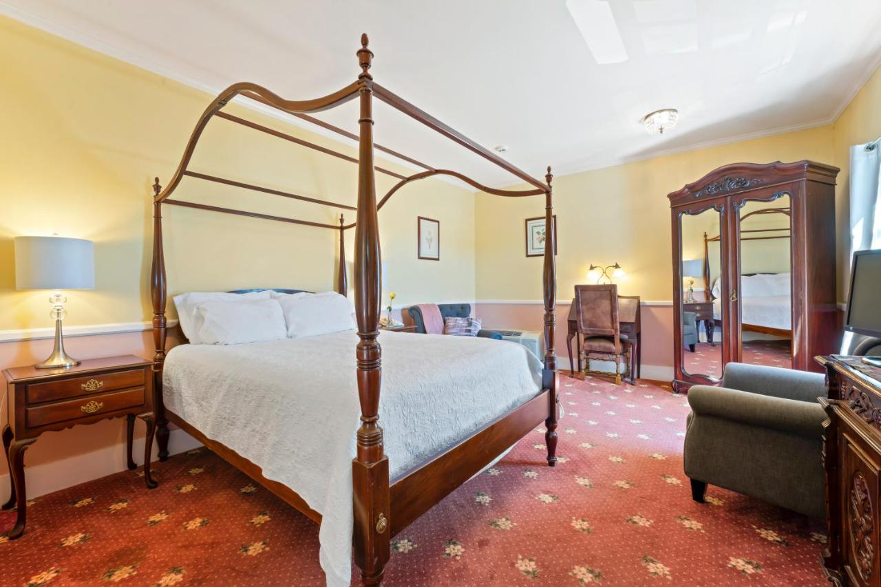 Queen Room at Union Hotel
