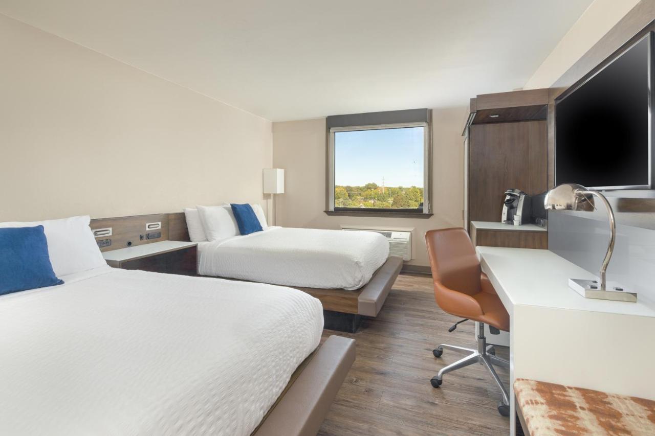 Queen Room with Two Queen Beds - Disability Access at The Lodge at Duke Medical Center