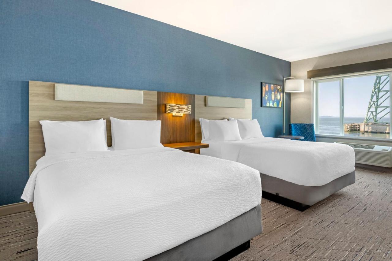 Queen Room - Mobility Access with Bath Tub at Holiday Inn Express & Suites Astoria by IHG
