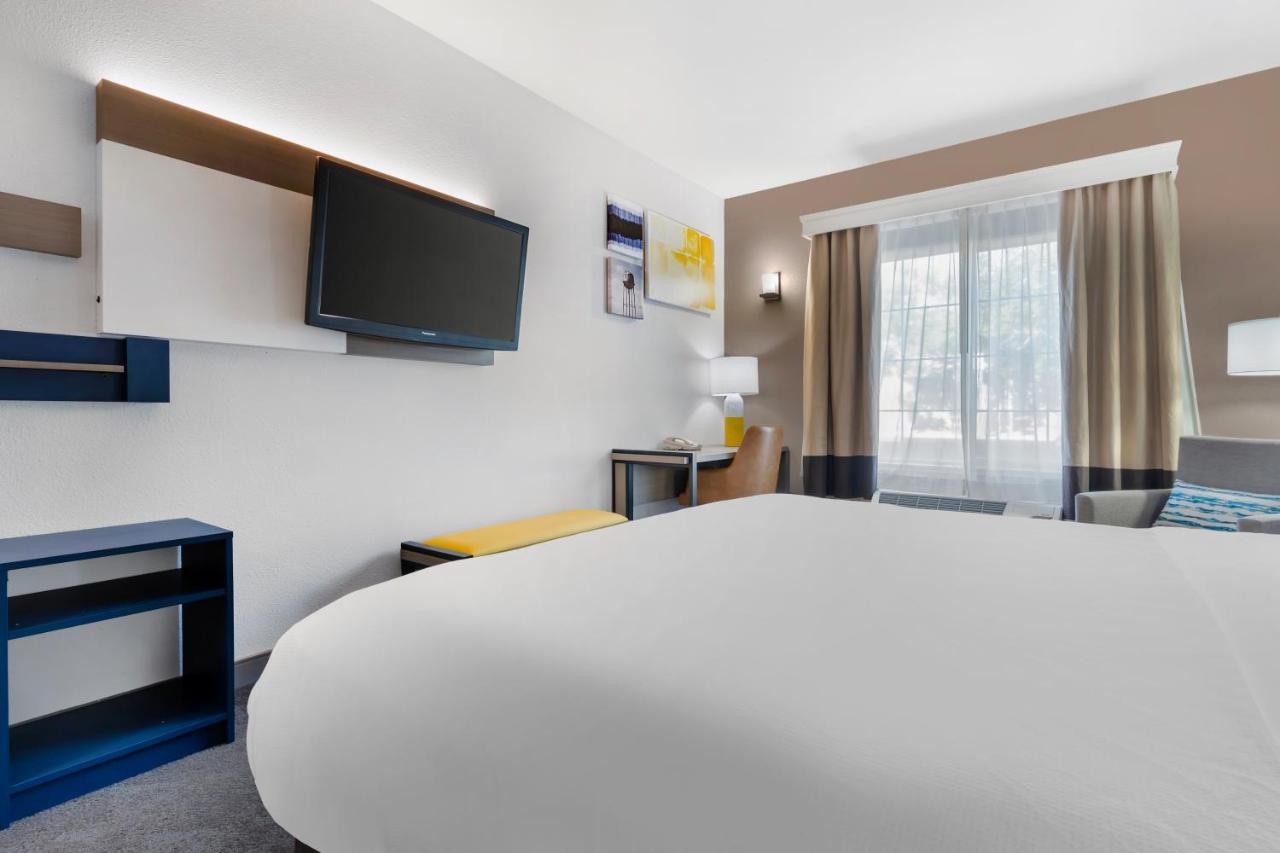 King Suite - Accessible/Non-Smoking at Comfort Inn & Suites Sacramento - University Area