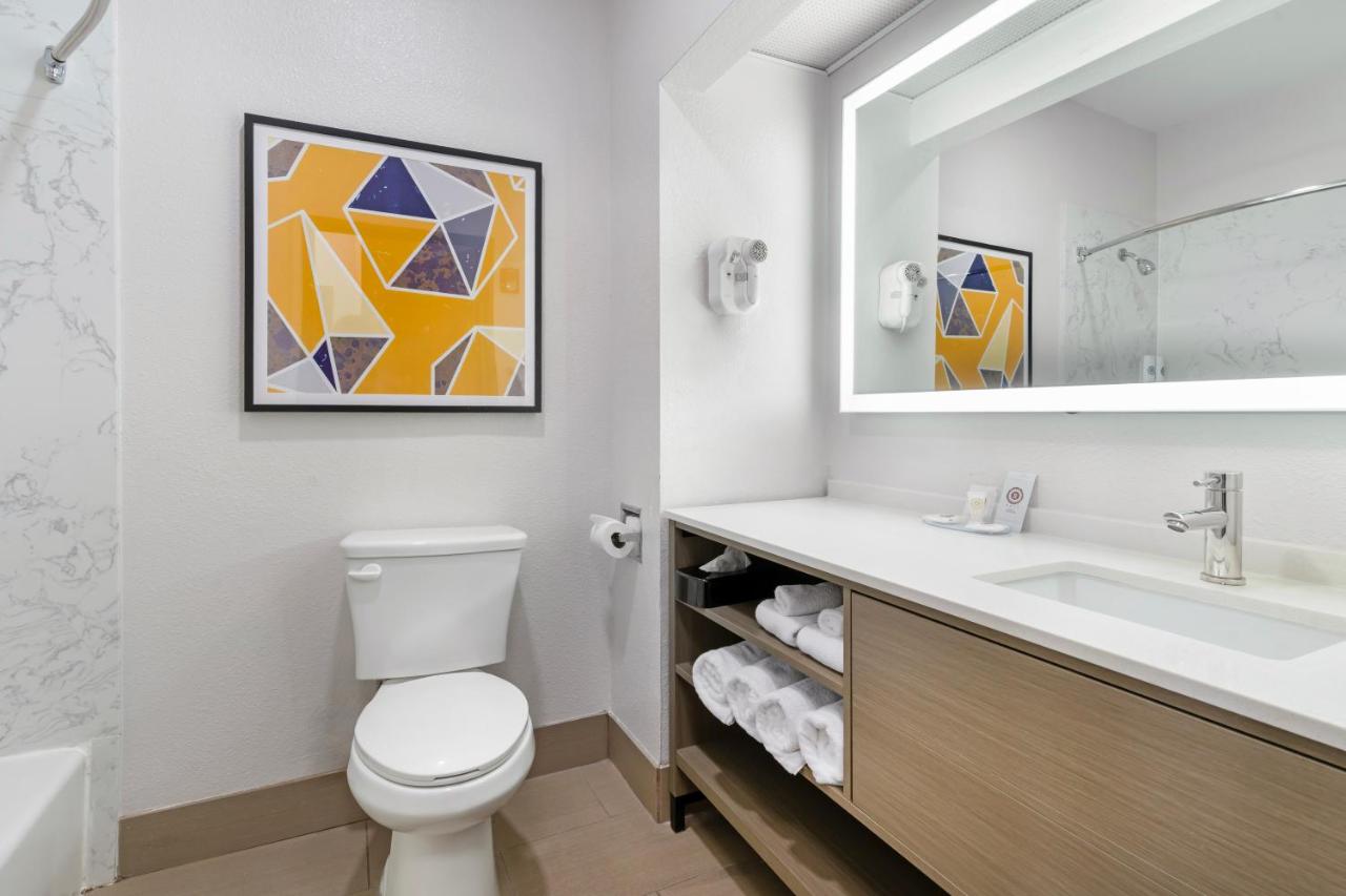 Efficiency King Suite - Non-Smoking at Comfort Inn & Suites Sacramento - University Area
