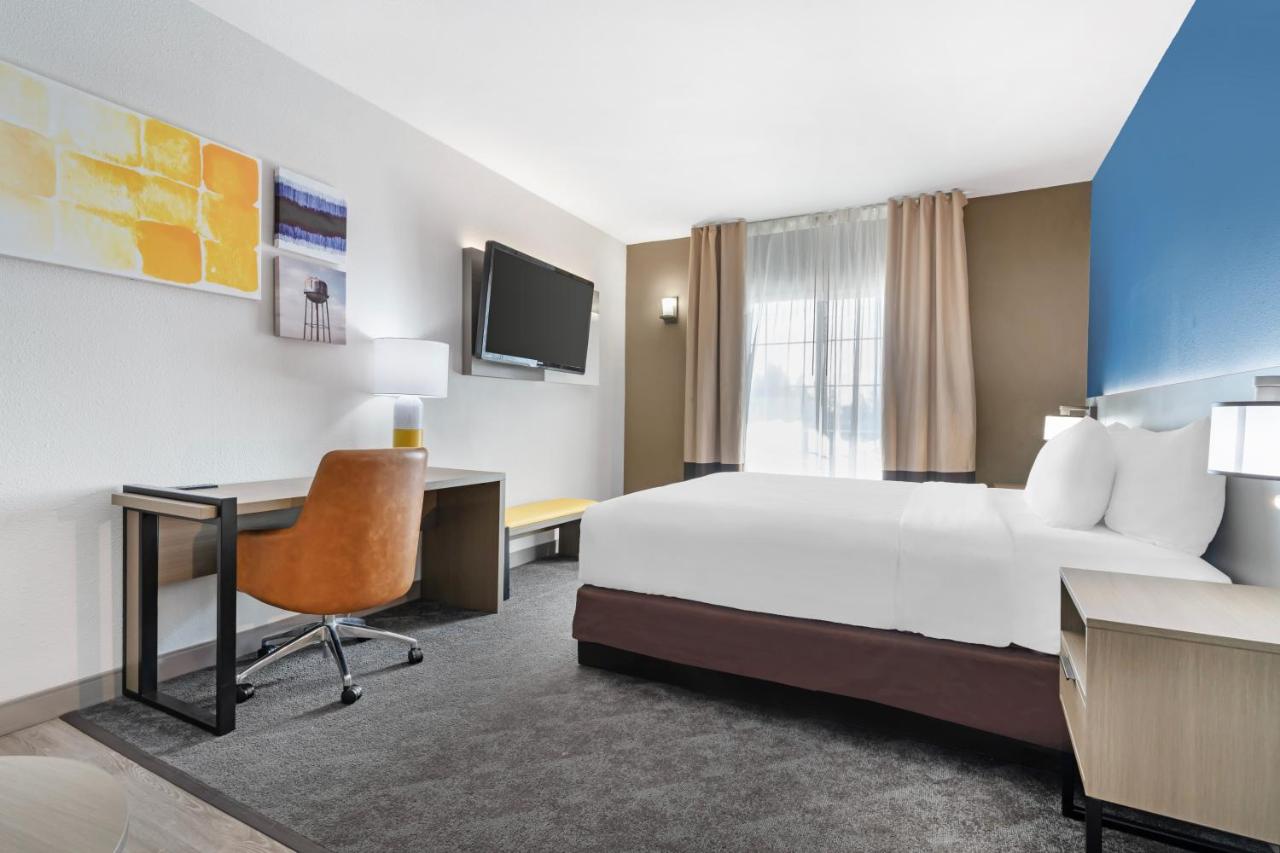 Efficiency King Suite - Non-Smoking at Comfort Inn & Suites Sacramento - University Area