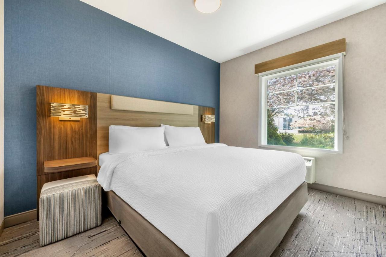 Corner Suite with River View at Holiday Inn Express & Suites Astoria by IHG