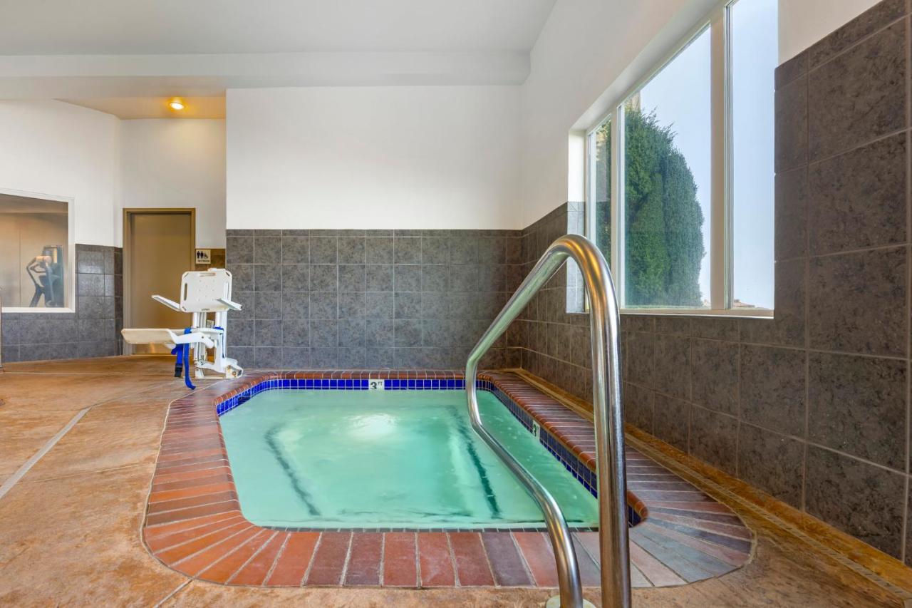 | Holiday Inn Express Hotel & Suites Astoria, an IHG Hotel