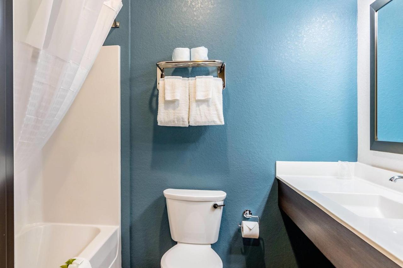 Standard Queen Room - Non-Smoking at WoodSpring Suites Naples East