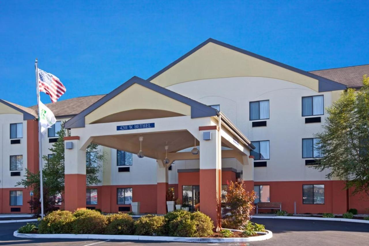 | Holiday Inn Express & Suites - Muncie, an IHG Hotel