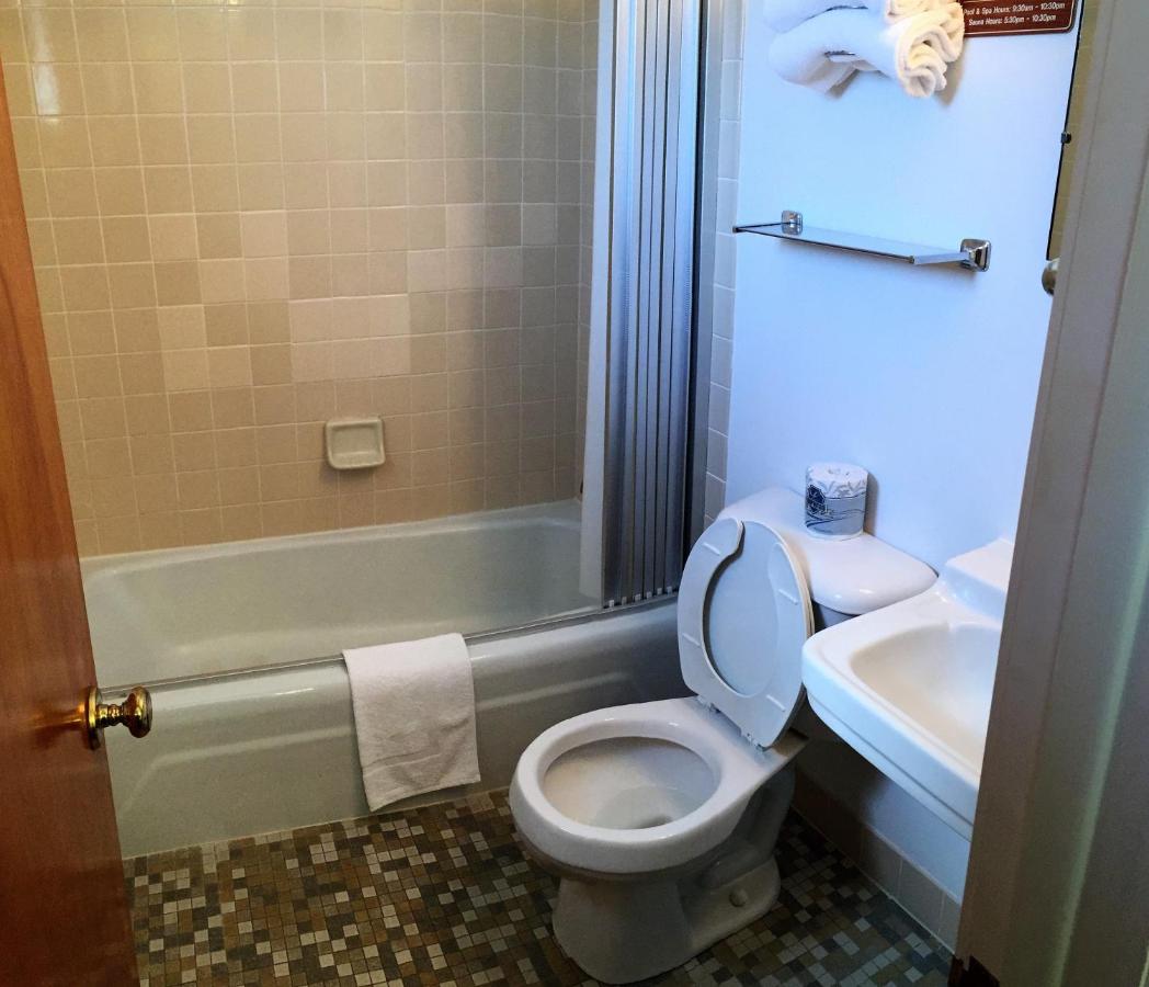 Comfort Queen Room at Cedar Motor Inn