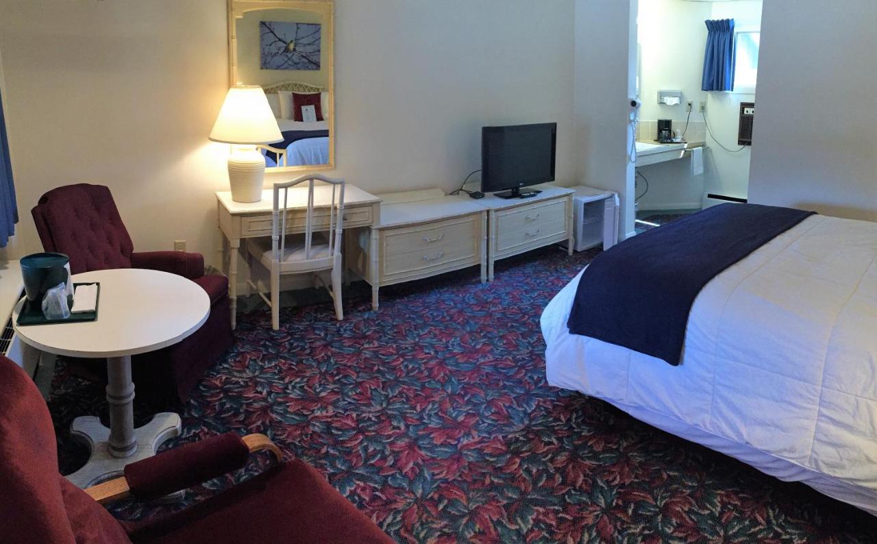 Comfort Queen Room at Cedar Motor Inn