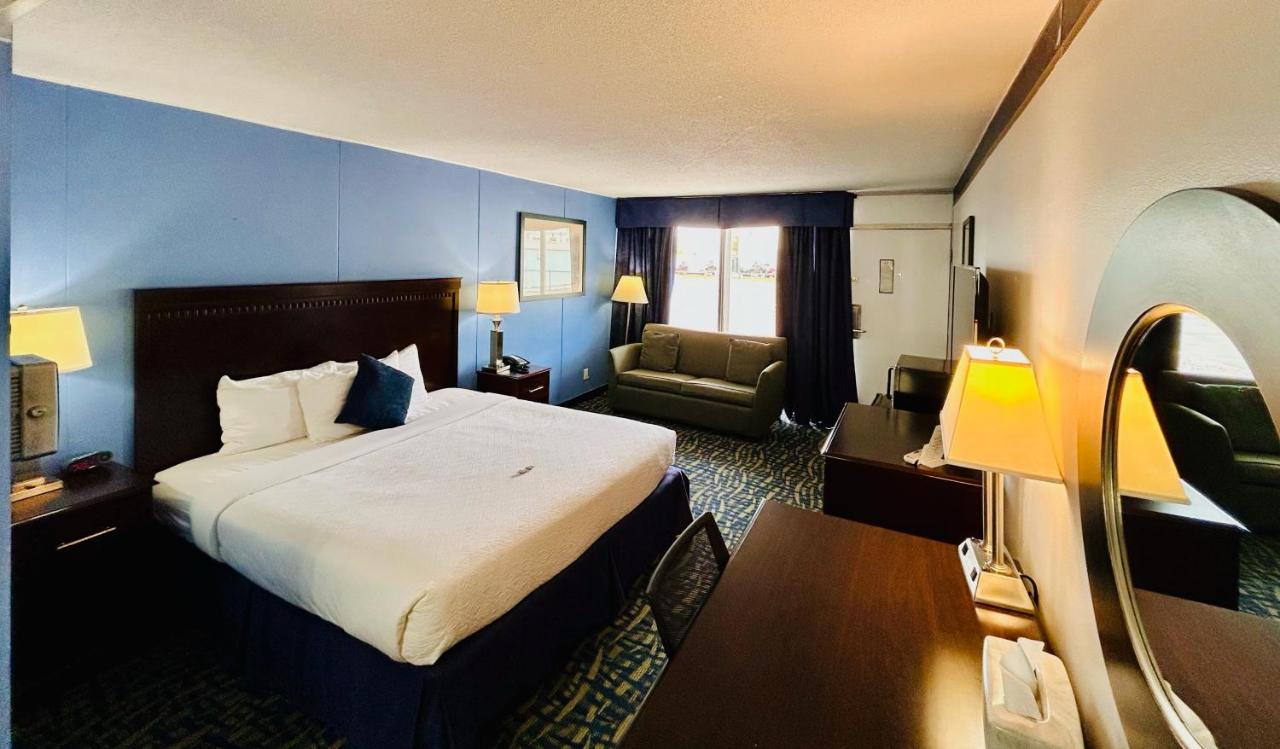 One Bedroom King Suite with Sofa Bed - Non-Smoking at Hospitality Inn