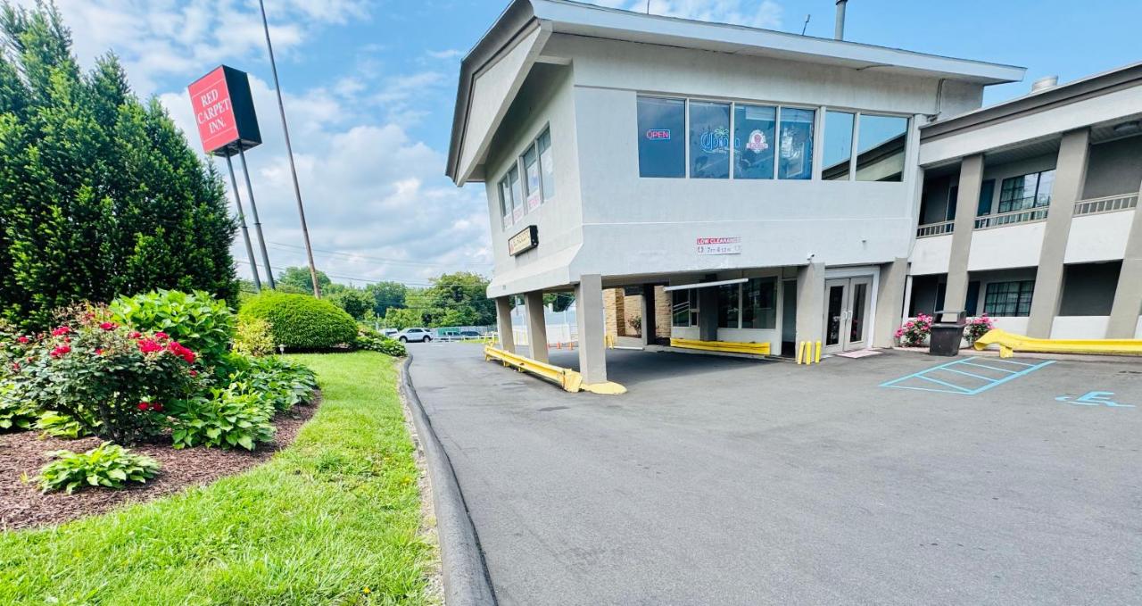 | Red Carpet Inn - Stamford