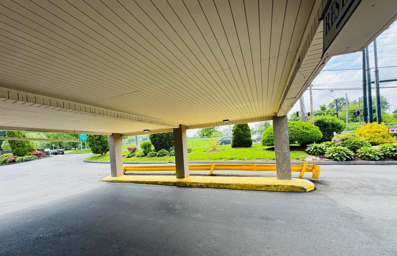 | Red Carpet Inn - Stamford