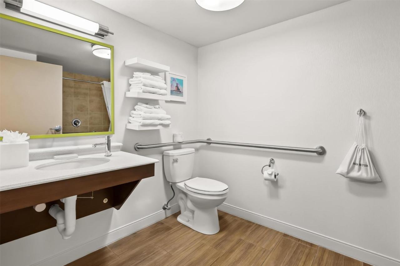 One Queen Bed with Roll-In Shower - Disability Access/Non-Smoking at Hampton Inn Toledo-South/Maumee