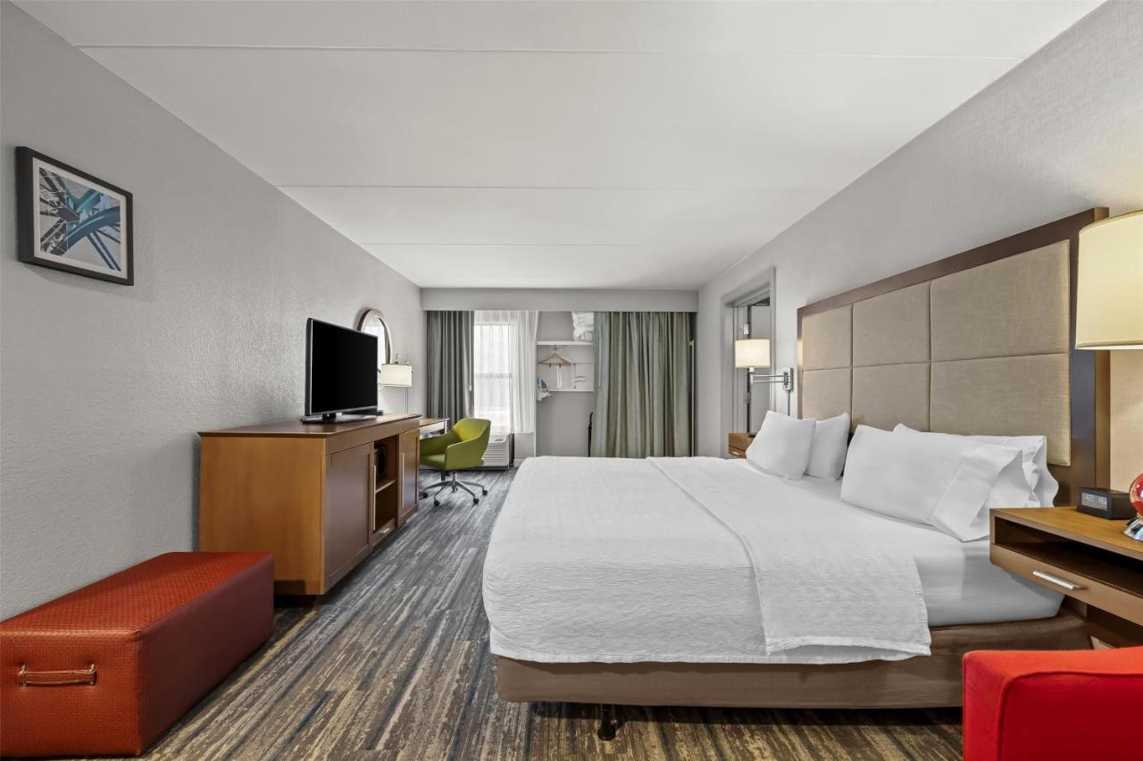 King Room - Non-Smoking at Hampton Inn Toledo-South/Maumee