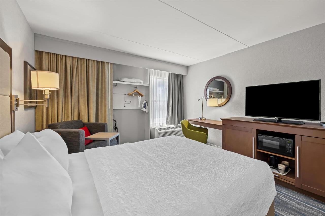 One Queen Bed with Roll-In Shower - Disability Access/Non-Smoking at Hampton Inn Toledo-South/Maumee