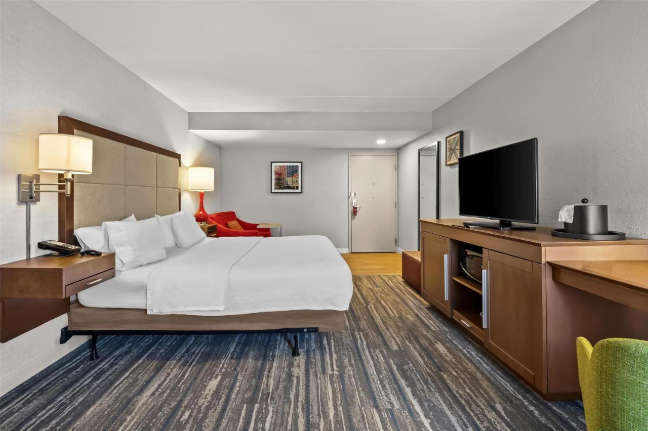 King Room - Non-Smoking at Hampton Inn Toledo-South/Maumee