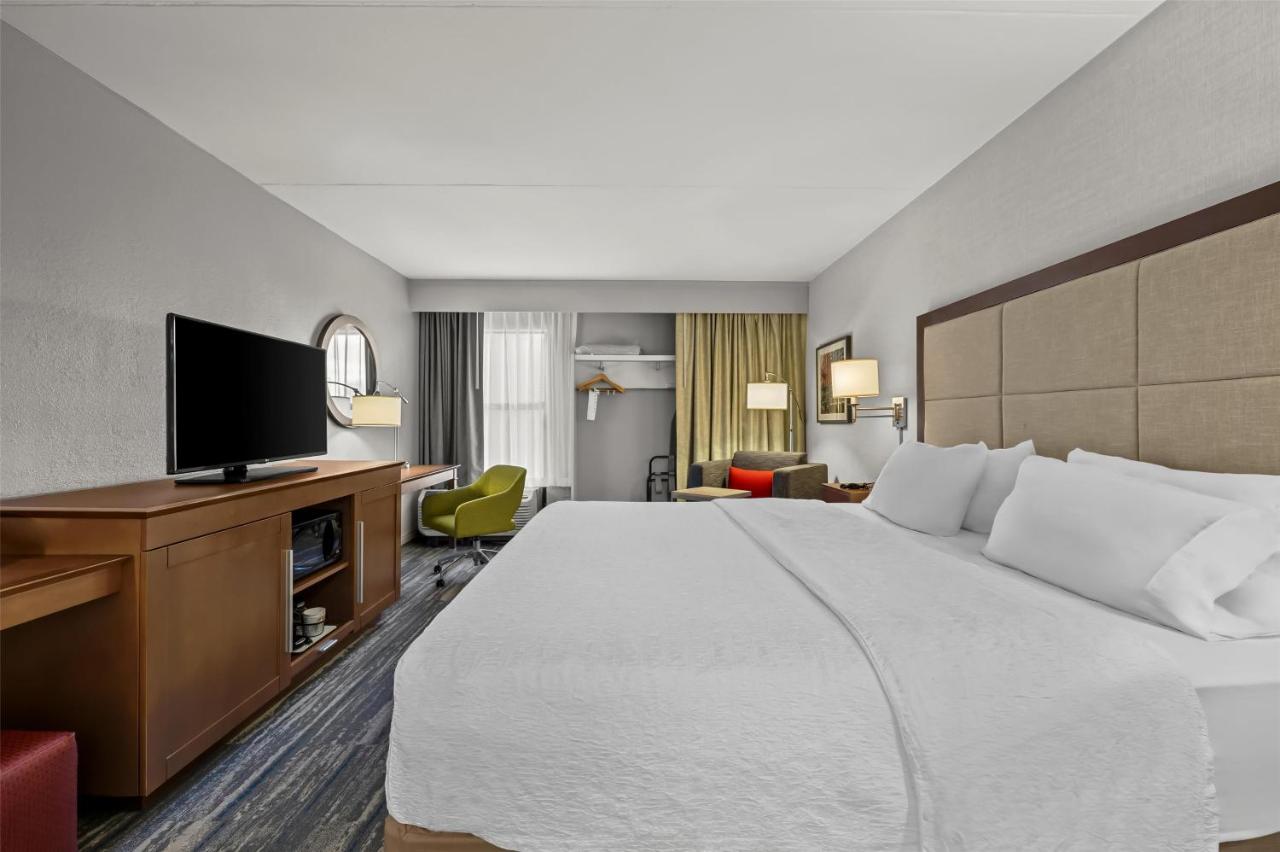 King Room - Non-Smoking at Hampton Inn Toledo-South/Maumee