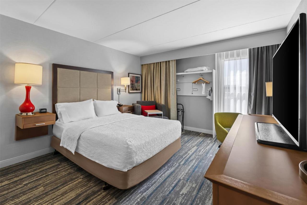 One Queen Bed with Roll-In Shower - Disability Access/Non-Smoking at Hampton Inn Toledo-South/Maumee