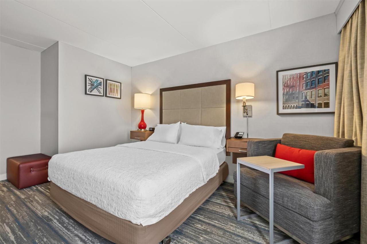 One Queen Bed with Roll-In Shower - Disability Access/Non-Smoking at Hampton Inn Toledo-South/Maumee