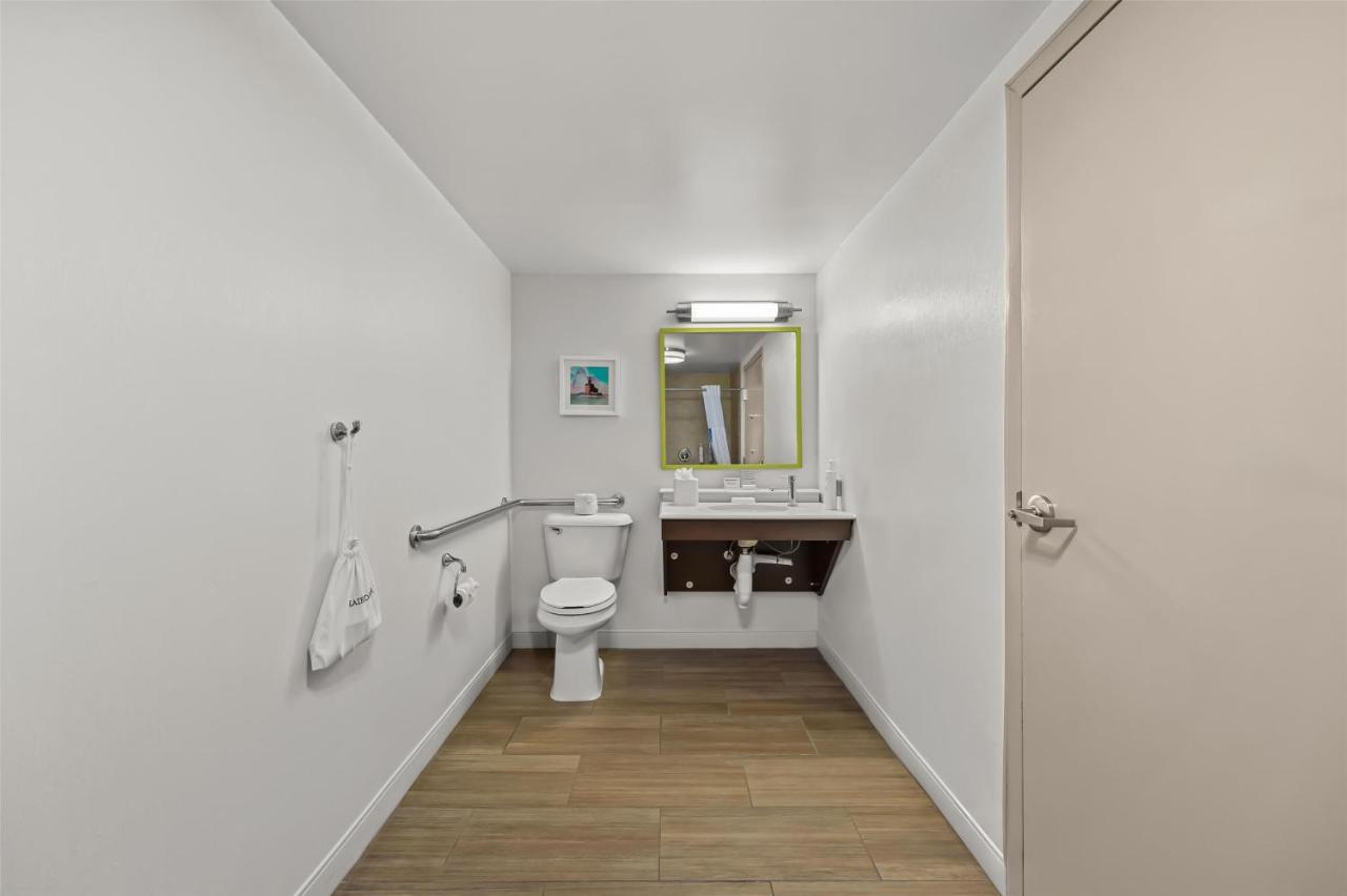 One Queen Bed with Roll-In Shower - Disability Access/Non-Smoking at Hampton Inn Toledo-South/Maumee
