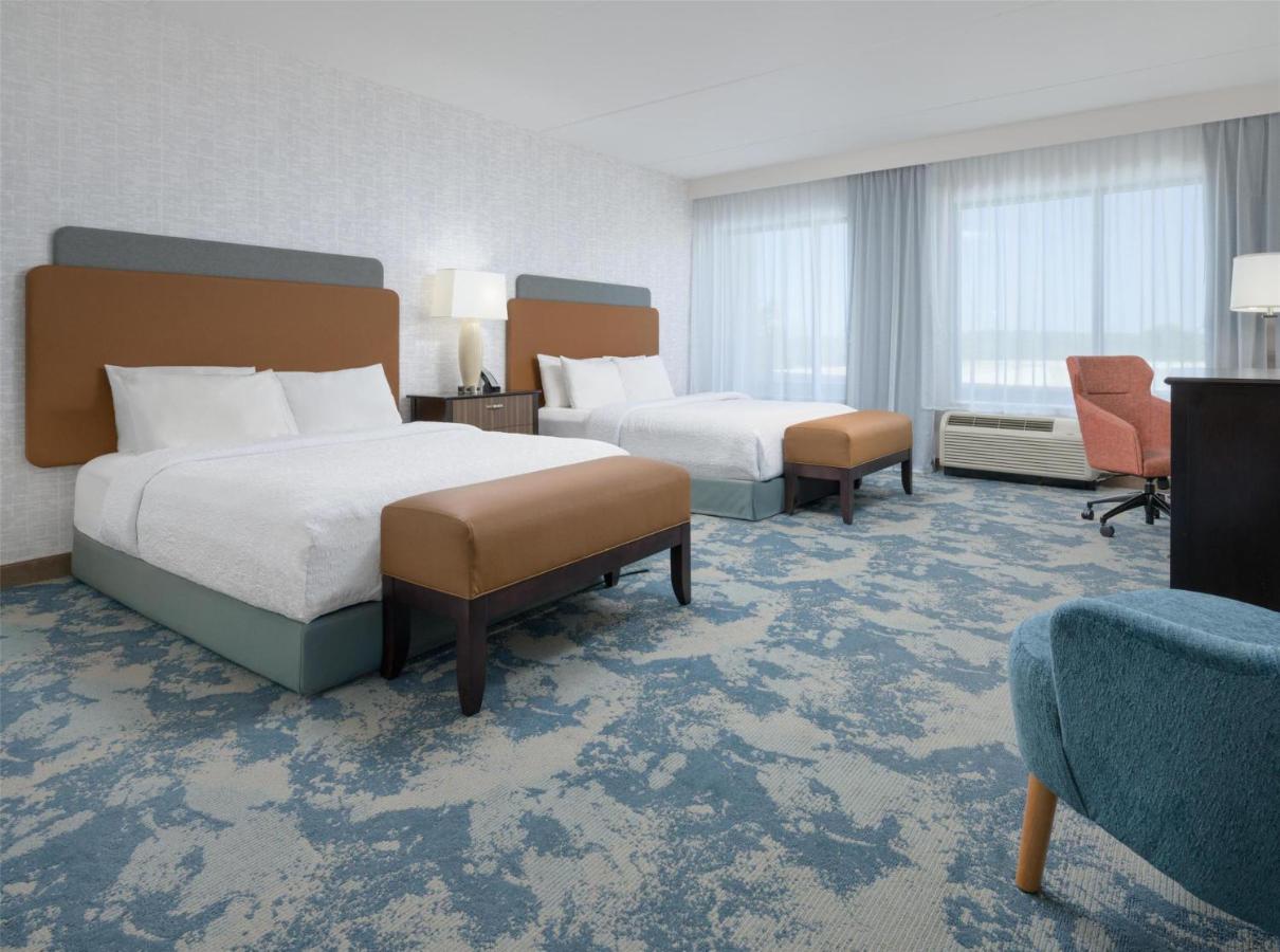Queen Room with Roll in Shower - Disability Access/Non-Smoking at Hampton Inn & Suites Chattanooga/Hamilton Place
