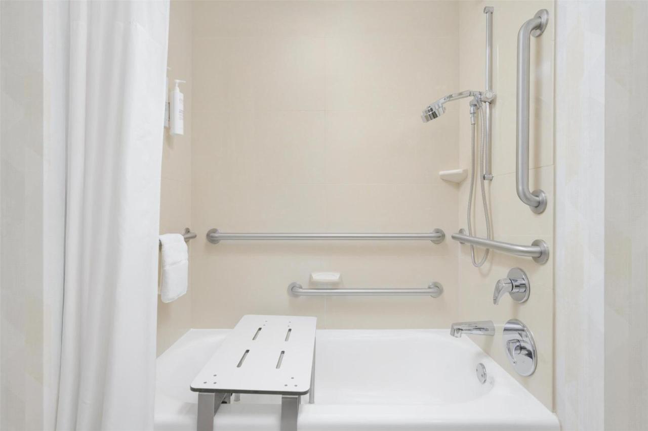 One King Accessible Tub Non-Smoking at Hampton Inn & Suites Chattanooga/Hamilton Place
