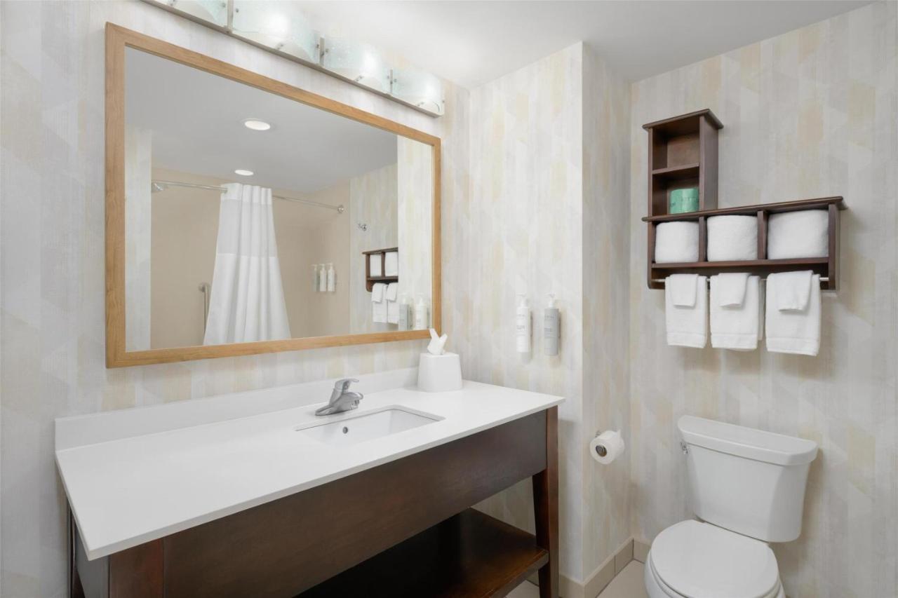 Queen Room with Roll in Shower - Disability Access/Non-Smoking at Hampton Inn & Suites Chattanooga/Hamilton Place