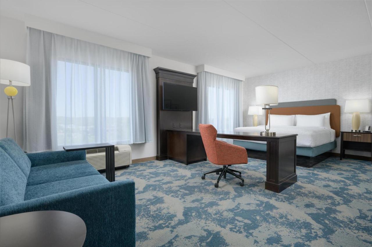 King Room with Bath Tub - Disability Access/Non-Smoking  at Hampton Inn & Suites Chattanooga/Hamilton Place