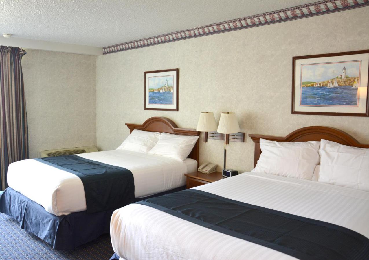 Queen Room with Two Queen Beds - Non-Smoking at Travelodge by Wyndham Milwaukee