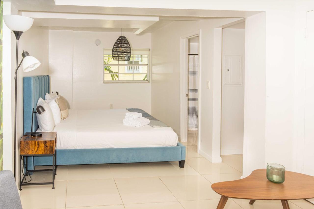 Deluxe Double Room at Miami River Inn By Renzzi