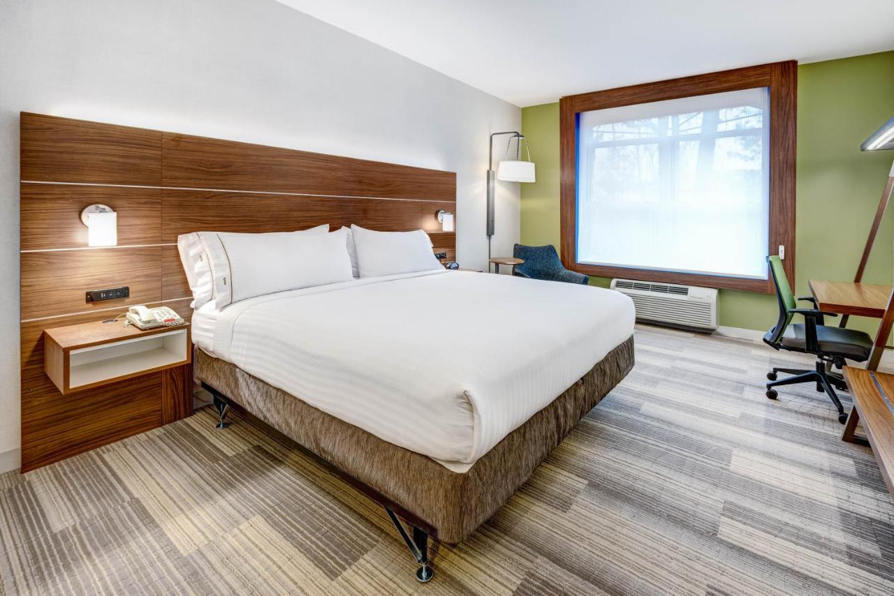 Deluxe Suite - Mobility Access Roll in Shower/Non-Smoking at Holiday Inn Express Woodbridge by IHG