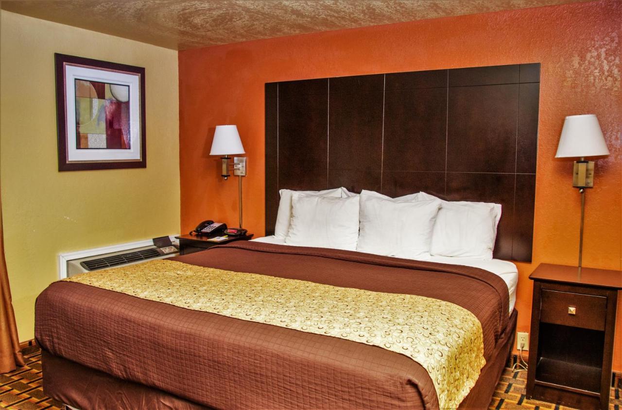 King Room - Non-Smoking at Days Inn by Wyndham Joplin