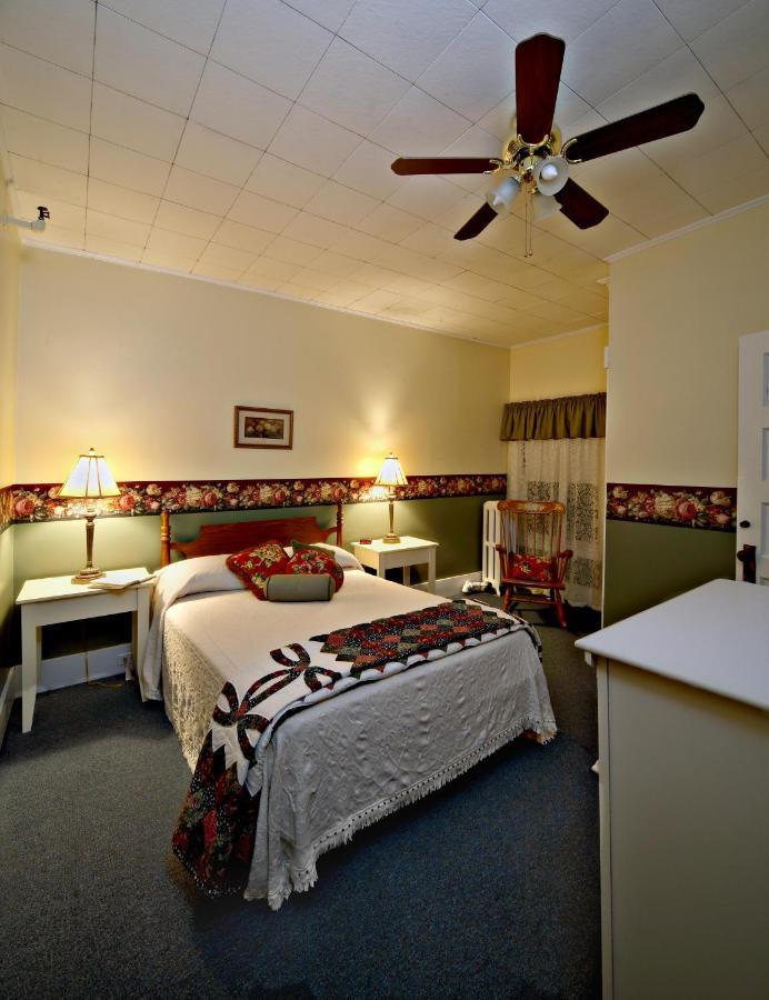 | Fullerton Inn & Restaurant