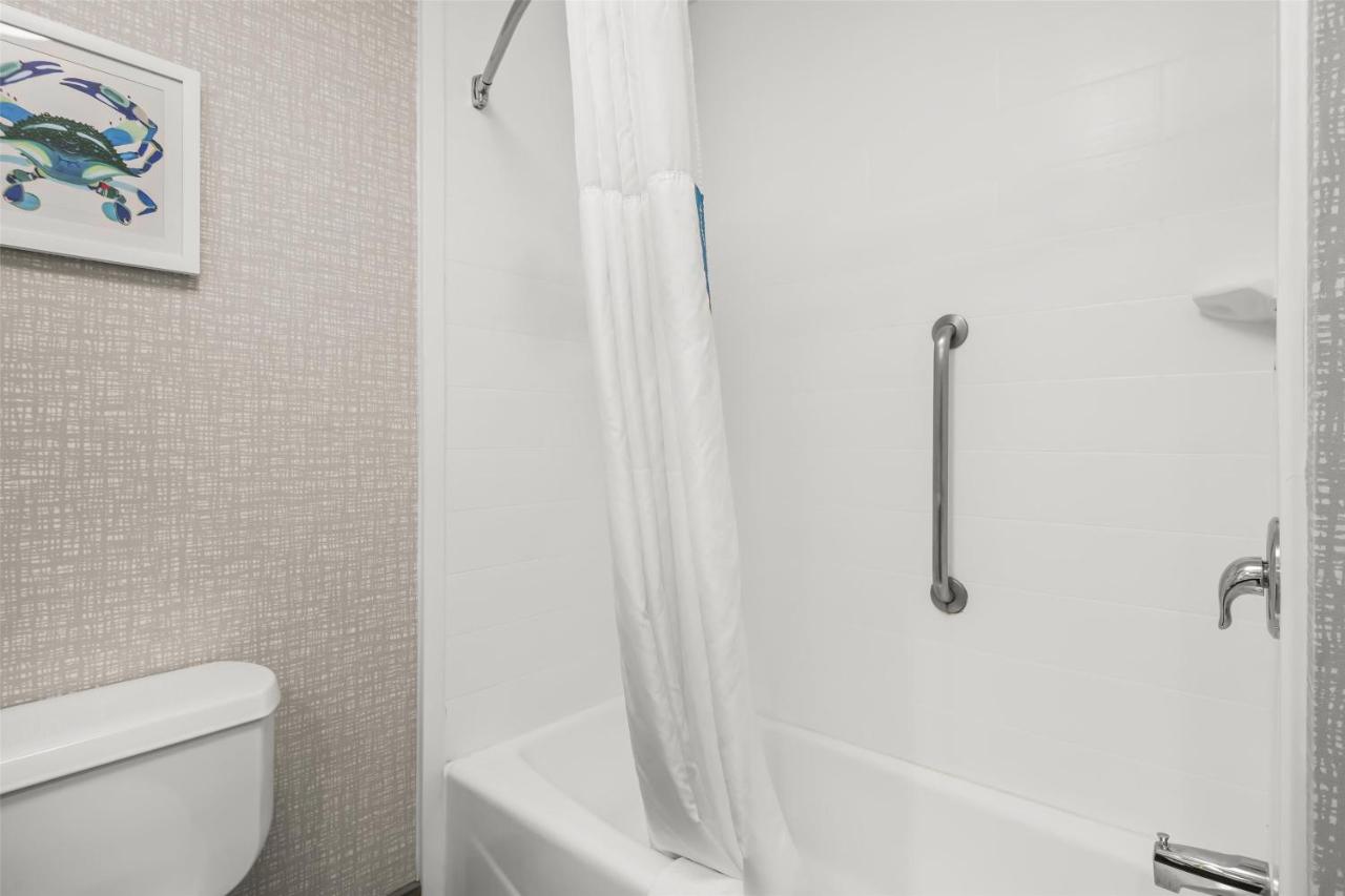 Queen Room - Non-Smoking at Hampton Inn Elkton