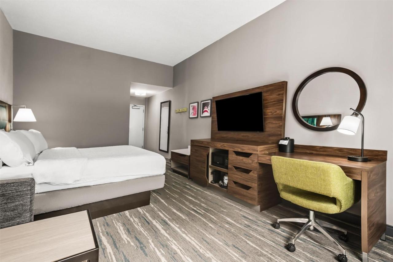 King Room - Non-Smoking at Hampton Inn Elkton