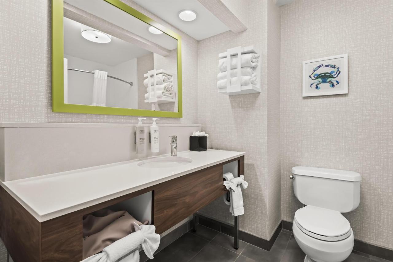 Queen Room - Non-Smoking at Hampton Inn Elkton
